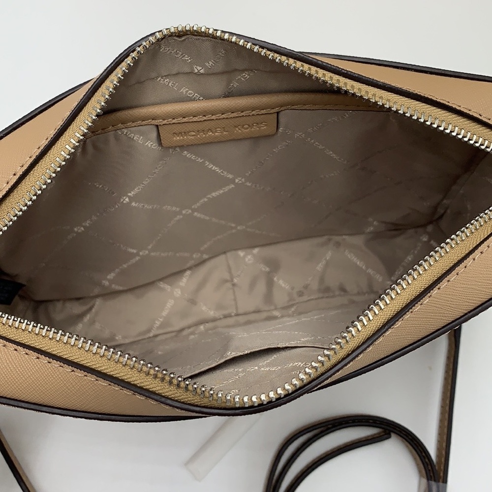 Michael Kors Jet Set Item Large East West Zip Crossbody Leather Camel
NWT - Picture 10 of 16